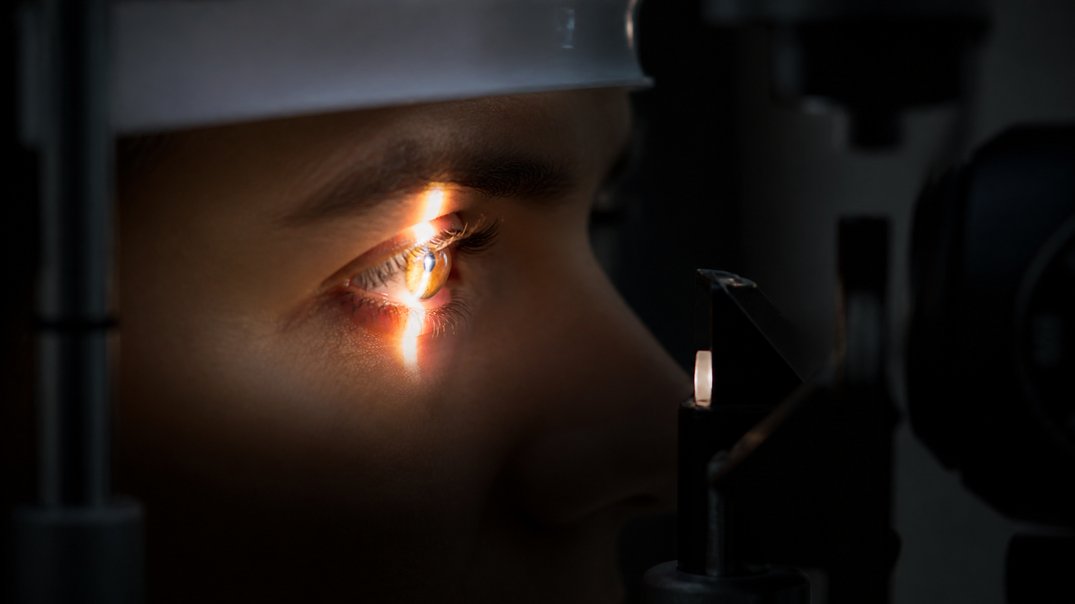 dark mode vs light mode eye health
